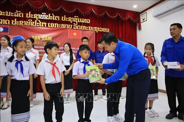 Đoàn đại biểu Việt Nam trao tặng đồ dùng học tập cho học sinh có hoàn cảnh khó khăn tại tỉnh Luang Prabang. Ảnh: Xuân Tú/ PV TTXVN tại Lào