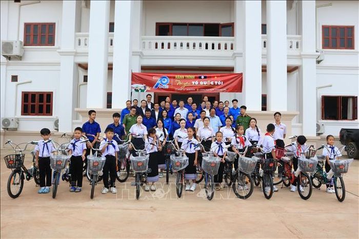 Đoàn đại biểu Việt Nam trao tặng xe đạp cho học sinh có hoàn cảnh khó khăn tại tỉnh Luang Prabang. Ảnh: Xuân Tú/PV TTXVN tại Lào