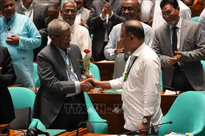 Ông Mirza Fakhrul (trái) được bầu làm Tổng thống Bangladesh sau cuộc bầu cử tại Quốc hội ở Dhaka, Bangladesh, ngày 20/8/2026. Ảnh: THX/TTXVN phát