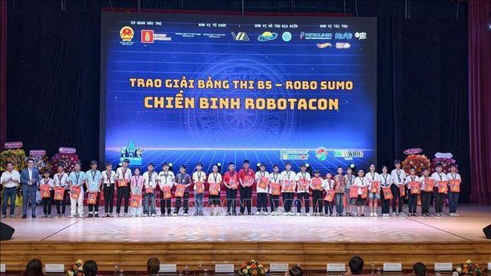 Trao giải cho các đội vô địch.