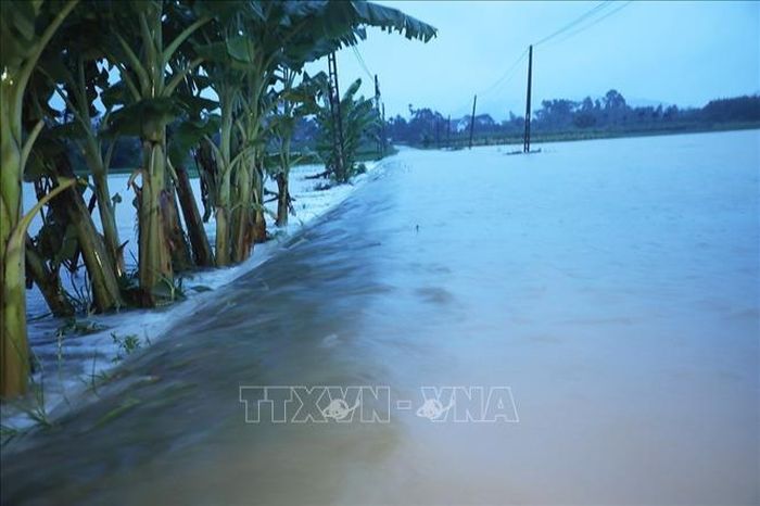 Tuyến đường duy nhất vào thôn Phan Thịnh, xã Kép đến chiều tối ngày 23/8 vẫn bị ngập, chia cắt hoàn toàn. Ảnh: Thái Hùng/TTXVN