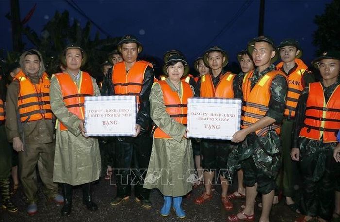 Lãnh đạo tỉnh Bắc Ninh động viên công tác phòng, chống bão lũ tại xã Kép. Ảnh: Thái Hùng/TTXVN