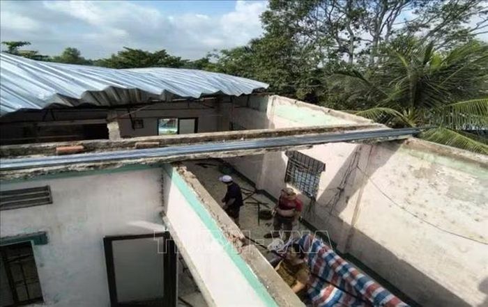 Mưa dông gây tốc mái nhà dân ở Đồng Tháp. Ảnh: TTXVN phát