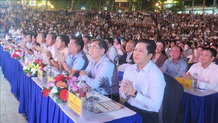 Các đại biểu dự Lễ khai mạc.