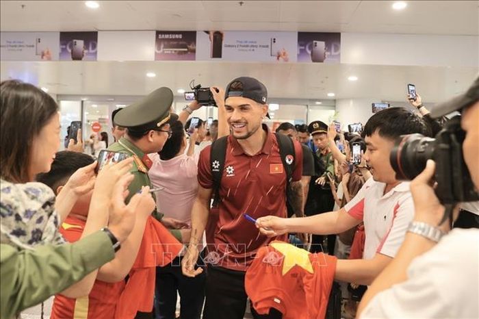 Hoàng Hên cùng các tuyển thủ được người hâm mộ nồng nhiệt chào đón tại sân bay quốc tế Nội Bài. Ảnh: Minh Quyết/TTXVN