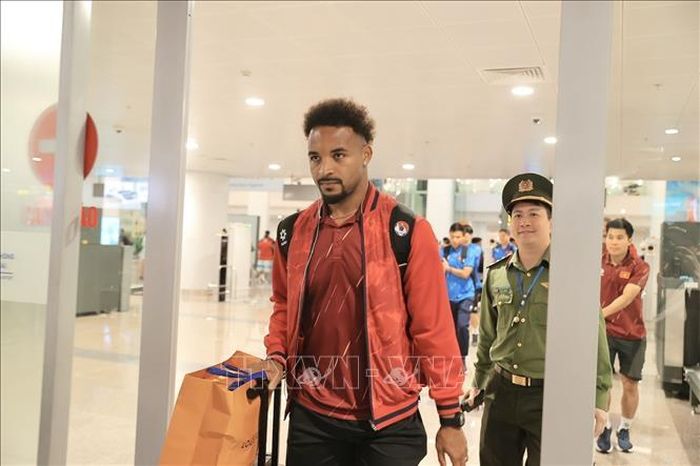 Xuân Son cùng đội tuyển Việt Nam về tới sân bay quốc tế Nội Bài. Ảnh: Minh Quyết/TTXVN
