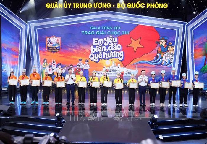 Tập thể các đội nhận giải Ba cuộc thi “Em yêu biển đảo quê hương”. Ảnh: An Đăng/TTXVN