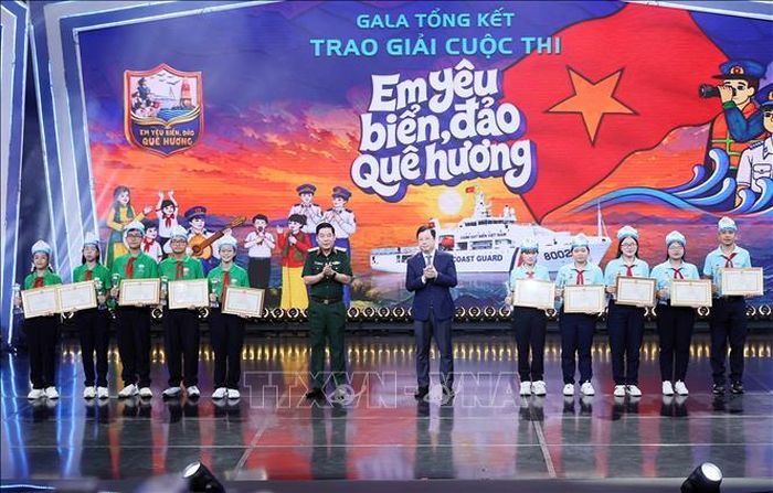 Tập thể các đội nhận giải Nhì cuộc thi “Em yêu biển đảo quê hương”. Ảnh: An Đăng/TTXVN