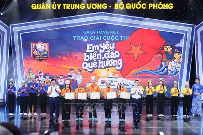 Tập thể các đội nhận giải Ba cuộc thi “Em yêu biển đảo quê hương”. Ảnh: An Đăng/TTXVN