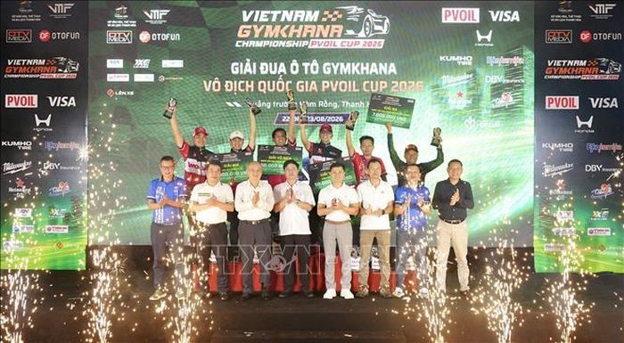 Ban tổ chức trao giải cho các tay đua.