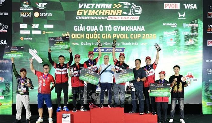 Ban tổ chức trao giải cho các tay đua.