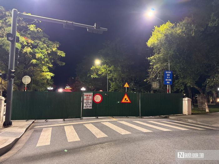Việc thi công chủ yếu diễn ra vào ban đêm. Từ khoảng 21h đến 5h sáng hôm sau, đơn vị thi công sẽ quây kín đường, không cho các phương tiện qua lại nhằm hạn chế ảnh hưởng đến giao thông và hoạt động du lịch trên cầu.
