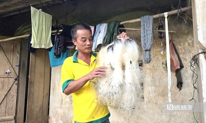 Bị TNGT, sức khỏe yếu, ông Minh không làm được việc nặng, chỉ dựa vào nghề đánh cá ven sông mưu sinh, nuôi con ăn học.