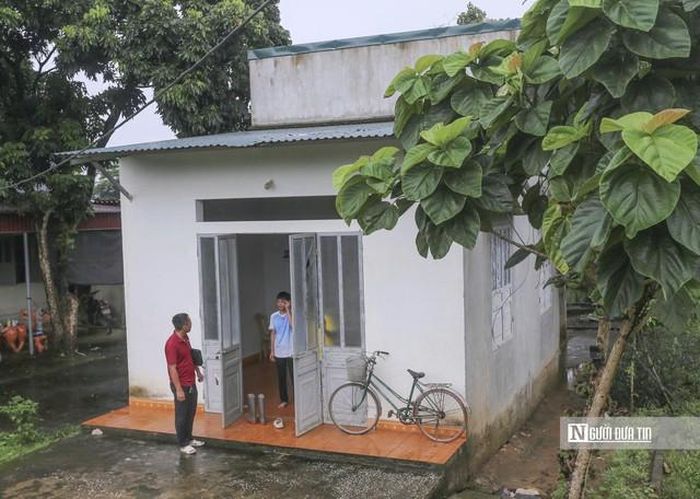 Ngôi nhà của bố con Vinh được xây dựng cách đây khoảng 6 năm nhờ sự giúp đỡ của nhà nước và người dân địa phương.