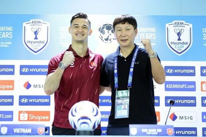 HLV Kim Sang-sik và Lê Giang Patrik trong buổi họp báo sau trận đấu. Ảnh: VFF.