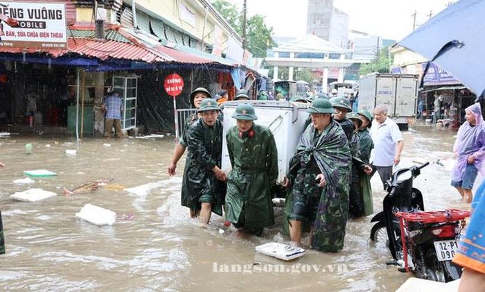 Lực lượng chức năng tỉnh Lạng Sơn hỗ trợ người dân sơ tán tài sản (Nguồn: UBND tỉnh Lạng Sơn)