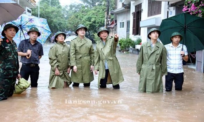 Ông Đinh Hữu Học, Phó Chủ tịch Thường trực UBND tỉnh Lạng Sơn kiểm tra công tác ứng phó cơn bão số 4 (Nguồn: UBND tỉnh Lạng Sơn)