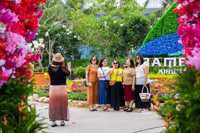 Nhiều du khách tìm tới Quần thể FLC Quy Nhơn để thưởng lãm và lưu lại những bức ảnh đẹp với ngàn bông  hoa khoe sắc. Ảnh:ĐVCC