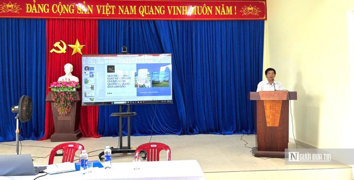 Ông Nguyễn Văn Quy, Phó Chủ tịch Hội Luật gia thành phố Đà Nẵng, trao đổi với người dân tại buổi tuyên truyền pháp luật ở thôn Bồ Bản.