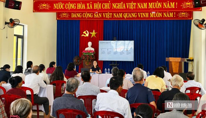 Tiến sĩ Phan Thị Nhật Tài, báo cáo viên pháp luật, trao đổi các quy định về dân số, bình đẳng giới và phòng, chống bạo lực gia đình.