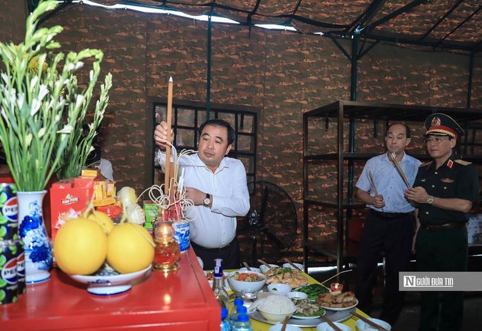 Bí thư Thành ủy Hà Nội Trần Đức Thắng thành kính dâng hương tại Nhà quàn hài cốt liệt sĩ tại Nghĩa trang Mai Dịch.