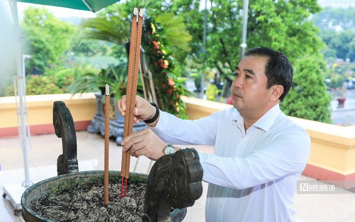 Trong không khí trang nghiêm, Bí thư Thành ủy Hà Nội Trần Đức Thắng thành kính dâng hoa, dâng hương, dành phút mặc niệm tưởng nhớ, tri ân các nhà lãnh đạo tiền bối tiêu biểu của Đảng và các Anh hùng liệt sĩ; bày tỏ lòng biết ơn sâu sắc đối với các thế hệ đã anh dũng chiến đấu, hy sinh vì độc lập, tự do của Tổ quốc, vì hạnh phúc của nhân dân.