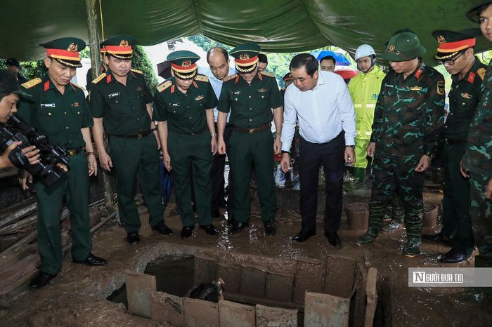 Bí thư Thành ủy Hà Nội Trần Đức Thắng cùng đoàn công tác kiểm tra tại khu vực lấy mẫu hài cốt liệt sĩ.