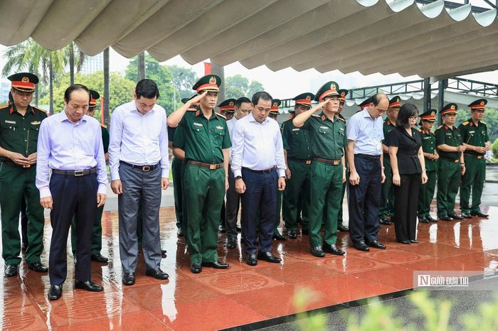 Bí thư Thành ủy Hà Nội Trần Đức Thắng cùng đoàn công tác của thành phố thành kính dâng hoa, dâng hương và dành phút mặc niệm tưởng nhớ các Anh hùng liệt sĩ.
