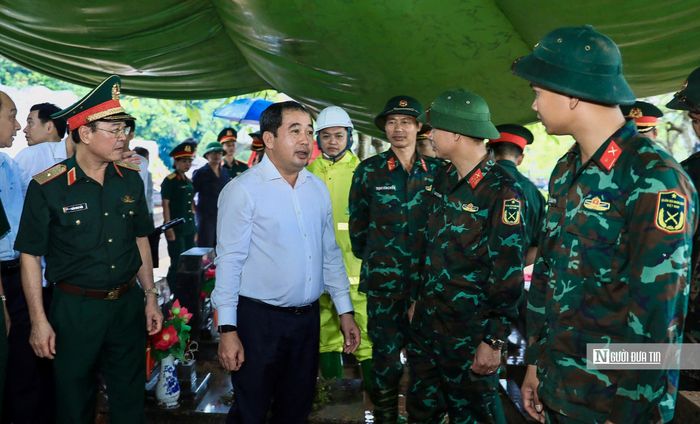 Bí thư Thành ủy Hà Nội Trần Đức Thắng trao đổi và động viên lực lượng lấy mẫu hài cốt liệt sĩ tại Nghĩa trang Mai Dịch.