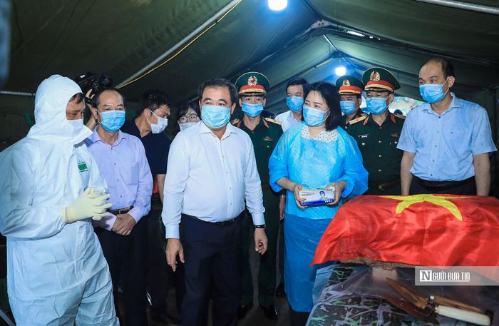Đồng thời trực tiếp kiểm tra, động viên các lực lượng đang thực hiện nhiệm vụ tìm kiếm, quy tập và xác định danh tính hài cốt liệt sĩ tại Nghĩa trang Mai Dịch.