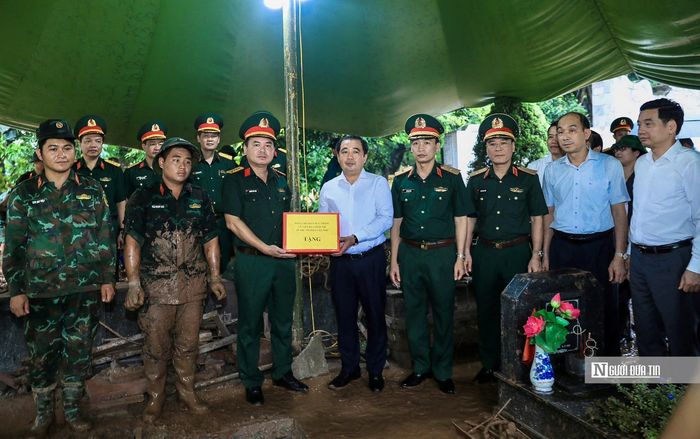 Bí thư Thành ủy Hà Nội Trần Đức Thắng tặng quà động viên các lực lượng thực hiện nhiệm vụ tìm kiếm, quy tập và xác định danh tính hài cốt liệt sĩ tại Nghĩa trang Mai Dịch.