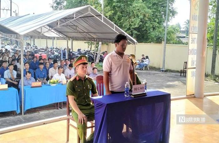Nhân vật A đóng vai bị cáo tại phiên tòa giả định.