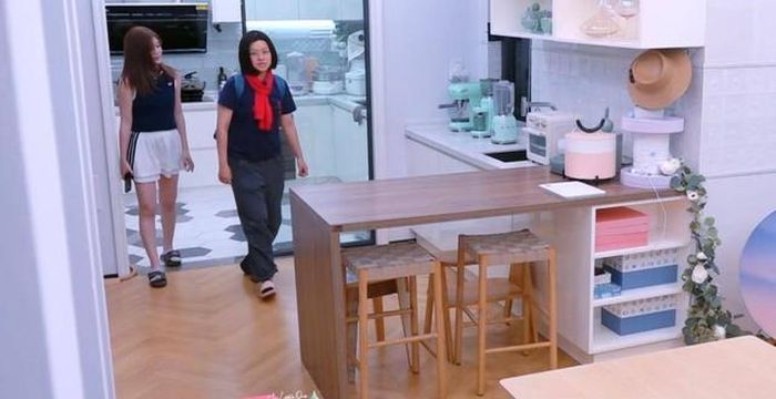 Sau khi ly hôn, Trần Nghiên Hy đã dọn ra khỏi dinh thự từng làm tổ ấm với Trần Hiểu. Cô bắt đầu cuộc sống mới trong căn hộ nhỏ gọn, ấm cúng hơn. Ảnh: Sohu.