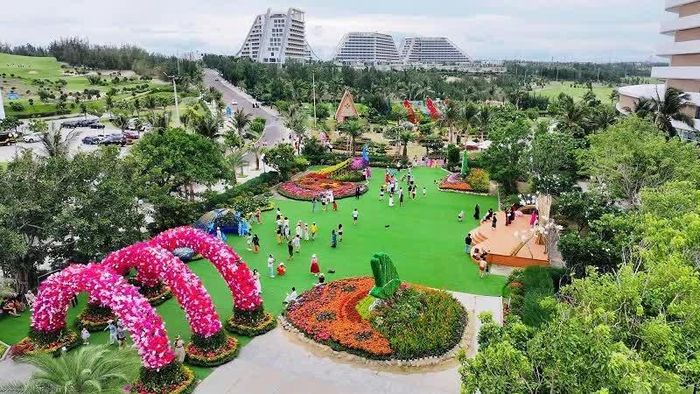 Khuôn viên quần thể nghỉ dưỡng FLC Quy Nhơn khoác lên mình diện mạo rực rỡ với hàng ngàn loài hoa.