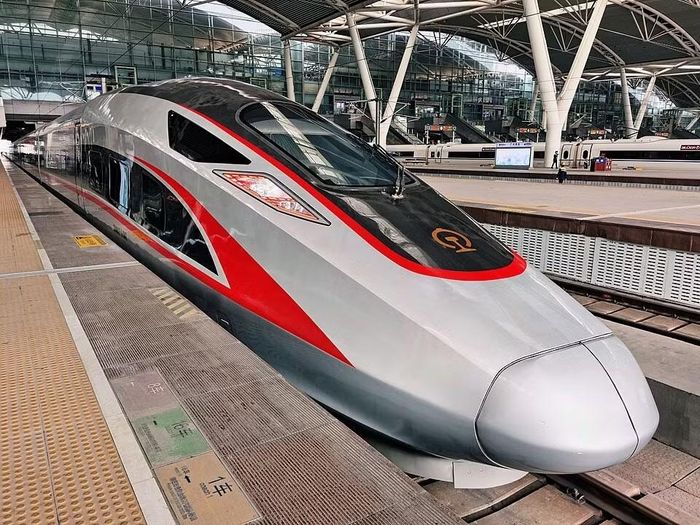 Tàu CR400 Fuxing tốc độ thương mại 350 km/h đang chạy trên một số tuyến, Ảnh: Xinhua.