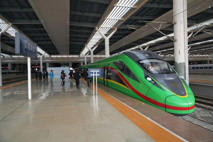 Đoàn tàu chạy tốc độ 160 km/h Trung Quốc - Lào đón khách ở ga Côn Minh. Ảnh: CNS.