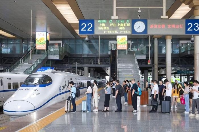 Khách chờ lên tàu cao tốc ở ga Thượng Hải. Ảnh: Caixin.