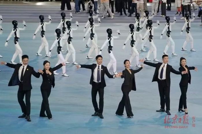 Robot biểu diễn cùng các nghệ sĩ. Ảnh: BJD.
