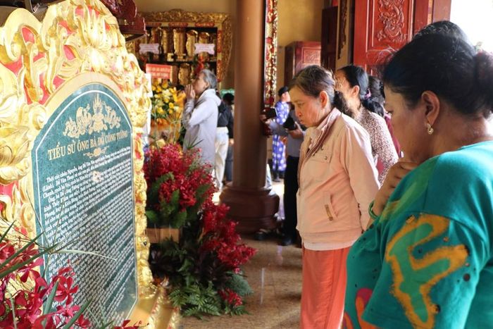 Người dân tìm về câu chuyện của những người góp công khai phá vùng đất Cao Lãnh. Ảnh: Hồng Thái-TTXVN