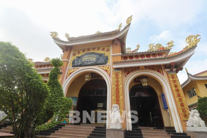 Đền mang những nét kiến trúc truyền thống, tạo điểm nhấn cho không gian di tích giữa đô thị Cao Lãnh. Ảnh: Hồng Thái-TTXVN