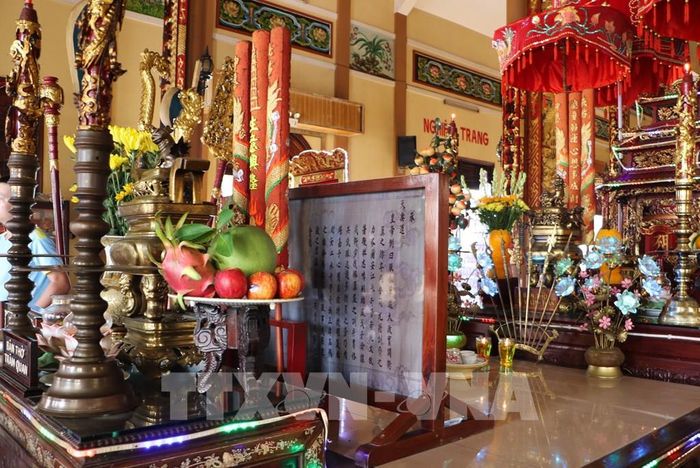 Không gian thờ tự trang nghiêm bên trong đền, nơi người dân đến dâng hương tưởng niệm ông, bà Đỗ Công Tường. Ảnh: Hồng Thái - TTXVN