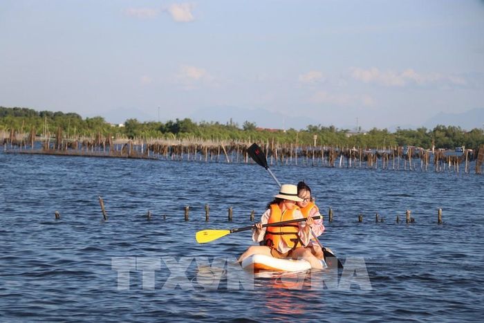 Trải nghiệm chèo SUP trên phá Tam Giang. Ảnh: Mai Trang - TTXVN