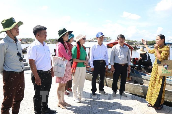 Người dân trở thành hướng dẫn viên kể chuyện về những con người Ngư Mỹ Thạnh sống dựa vào tự nhiên. Ảnh: Mai Trang - TTXVN
