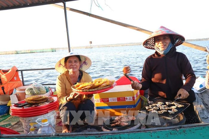 Chính sự thân thiện, mộc mạc của những ngư dân Ngư Mỹ Thạnh là điểm nhấn của tour du lịch cộng đồng nơi đây. Ảnh: Mai Trang - TTXVN