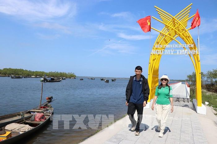 Du lịch trên phá Tam Giang. Ảnh: Mai Trang - TTXVN