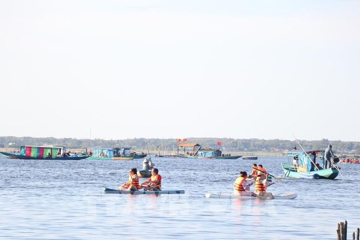 Trải nghiệm chèo SUP trên phá Tam Giang. Ảnh: Mai Trang - TTXVN