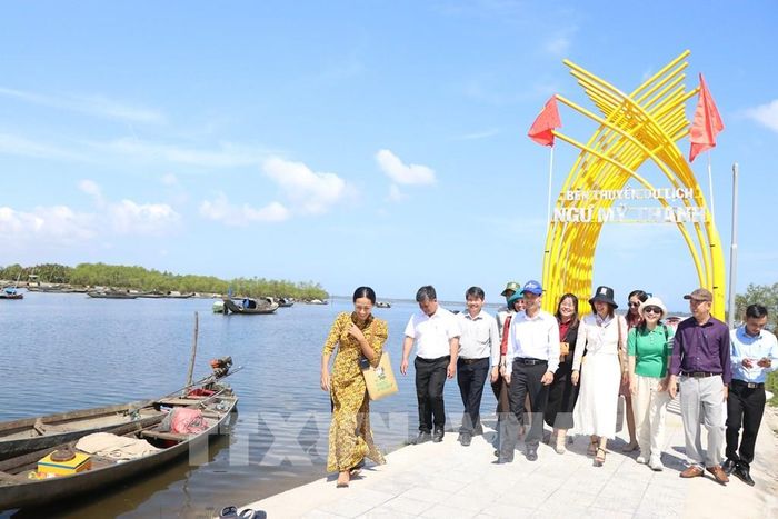 Trong những năm gần đây, lượng khách tìm đến Phá Tam Giang, đặc biệt là Ngư Mỹ Thạnh, có xu hướng tăng. Ảnh: Mai Trang - TTXVN