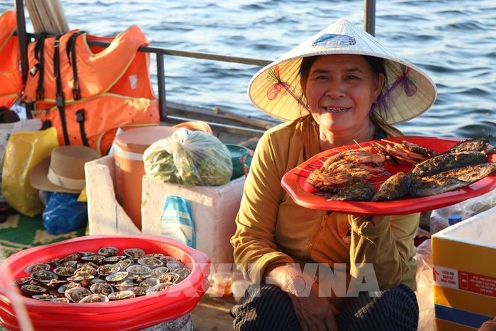 Du khách đến Ngư Mỹ Thạnh có thể thưởng thức các món ăn được khai thác từ hệ sinh thái tự nhiên đa dạng trên phá Tam Giang. Ảnh: Mai Trang - TTXVN