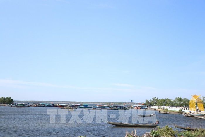 Cách trung tâm thành phố Huế khoảng 17 km về phía Bắc, làng Ngư Mỹ Thạnh, xã Đan Điền nằm nép mình bên Phá Tam Giang. Ảhh: Mai Trang - TTXVN
