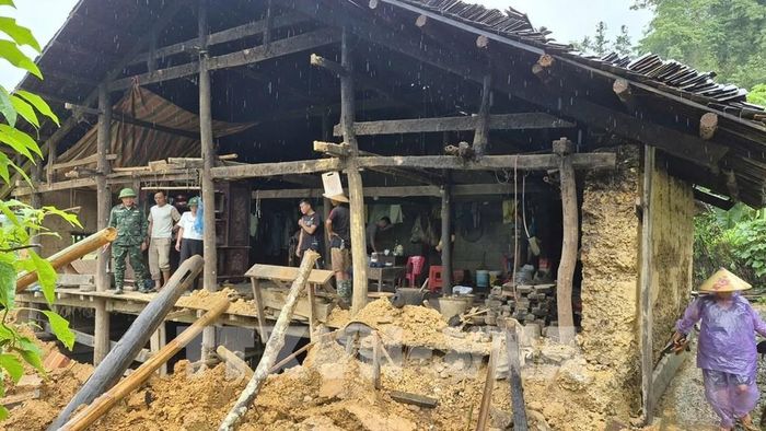 Một nhà dân ở xã Lý Quốc bị ảnh hưởng do mưa lớn. Ảnh: TTXVN phát